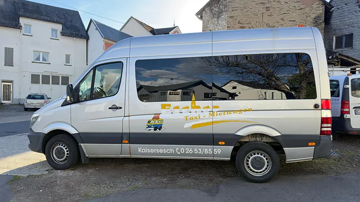 Großraumtaxi für 8 Personen silber
