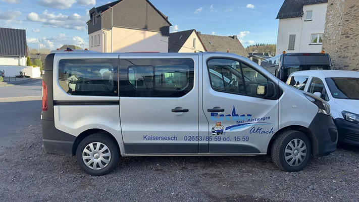 Kleinbus für 6 Personen silber